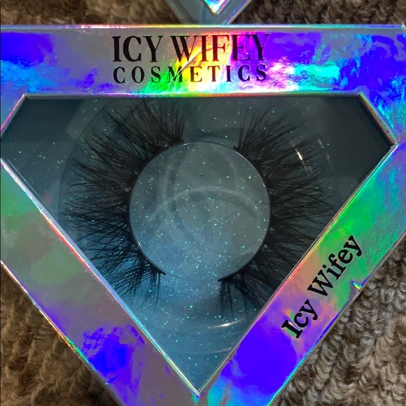 Lashes - Picture 2 of 5